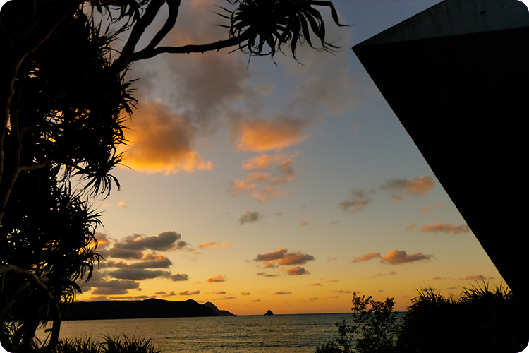 ヴィラリゾートホテル　伝泊　The Beachfront MIJORA夕暮れ