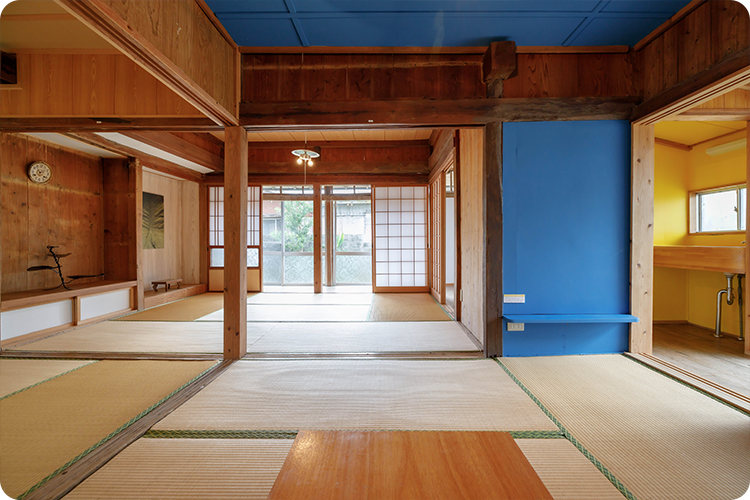 伝泊 奄美 古民家 港と夕陽の見える宿内部