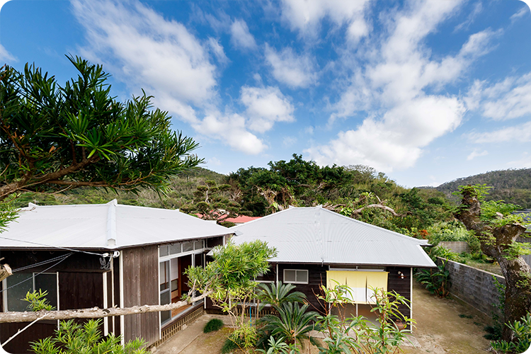 伝泊 奄美 古民家 港と夕陽の見える宿外観