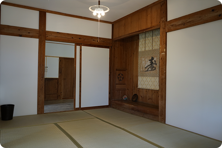 伝泊　徳之島（天城町）サンゴ石小屋のある宿内部