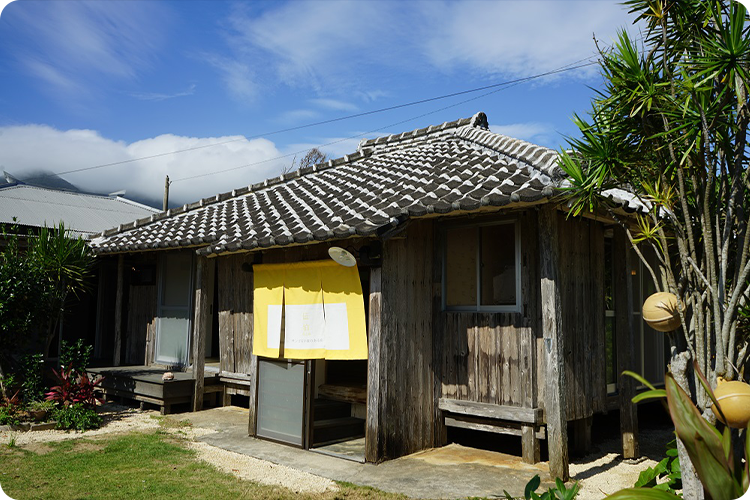 伝泊　徳之島（天城町）サンゴ石小屋のある宿外観