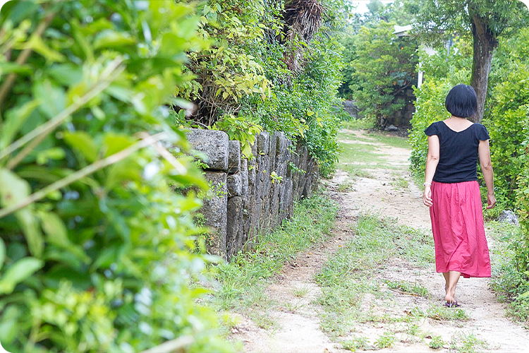 伝泊　徳之島（伊仙町）だんだん芝生と海の宿屋外