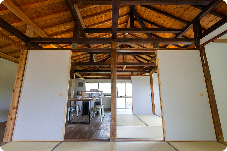 伝泊　徳之島（伊仙町）時うつろう小屋組の宿内部