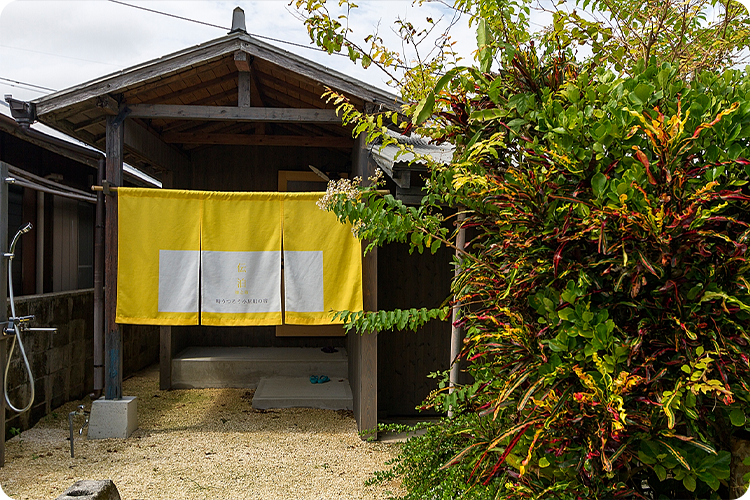 伝泊　徳之島（伊仙町）時うつろう小屋組の宿外観