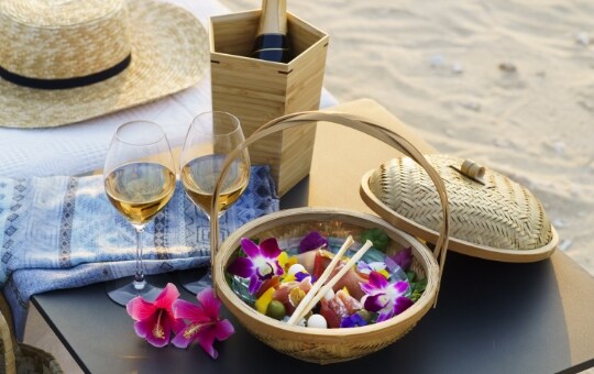 【星のや沖縄】海辺のアニバーサリープラン_シャンパーニュとアミューズ