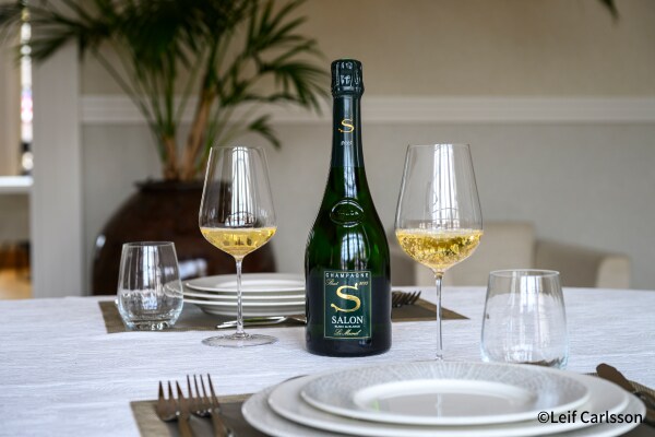 「サロン」にて試飲や昼食を満喫