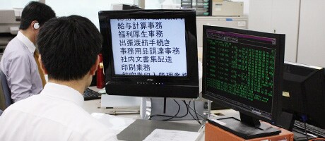 拡大読書器と音声読み上げソフトを使用している写真です。