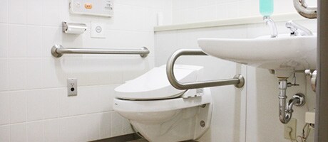 車いす用トイレの写真です。