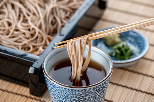How are soba noodles served?
