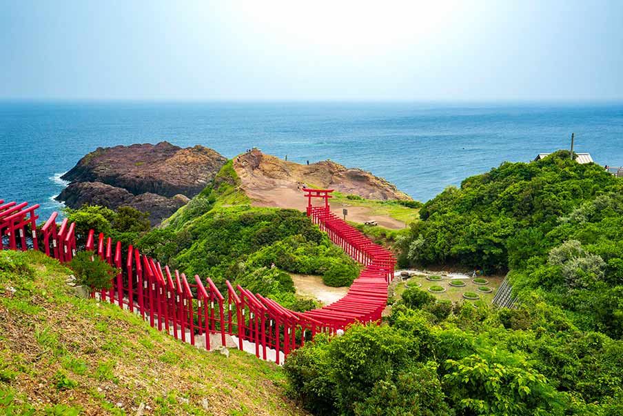 Motonosumi Shrine – Wander a coastal sanctuary