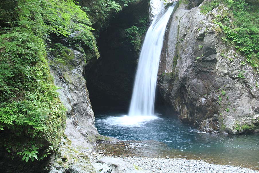 Ōgama Falls - Try and spot the serpent