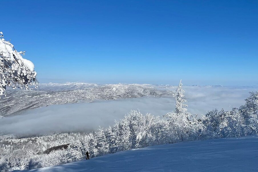 Ski snowy slopes at Kamui Ski Links, one the best ski resorts in Asahikawa, Hokkaido