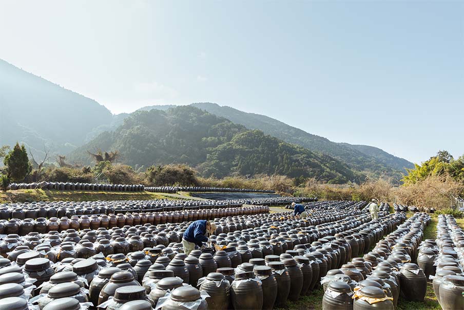 Kakuida black vinegar aged under the sun