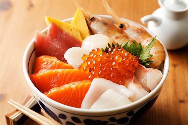 Buy fresh seafood at the Izumisano Gyokyo Aozora Fishery Cooper’s Market