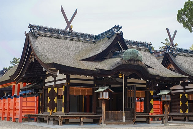 Marvel at Sumiyoshi Taisha's architecture