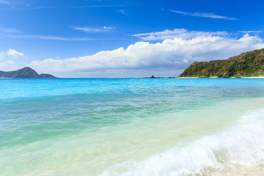 ว่ายน้ำและดำน้ำตื้นไปตามชายหาดทรายสีขาวบริสุทธิ์