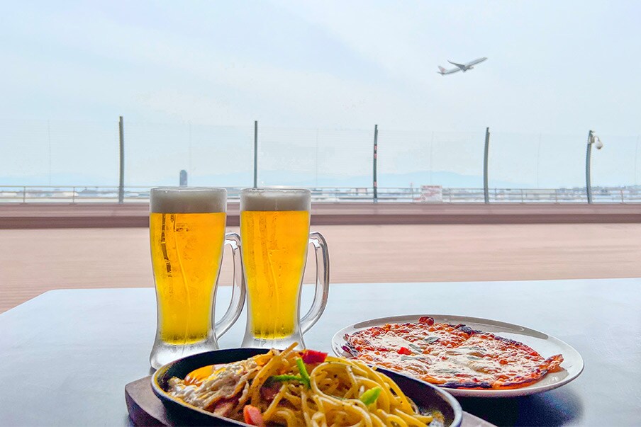 Dine and watch airplanes at Fukuoka Airport Beer Marche SORAGAMIAIR
