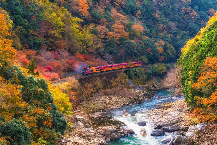 See scenic mountains and waterways in Kameyama Park 
