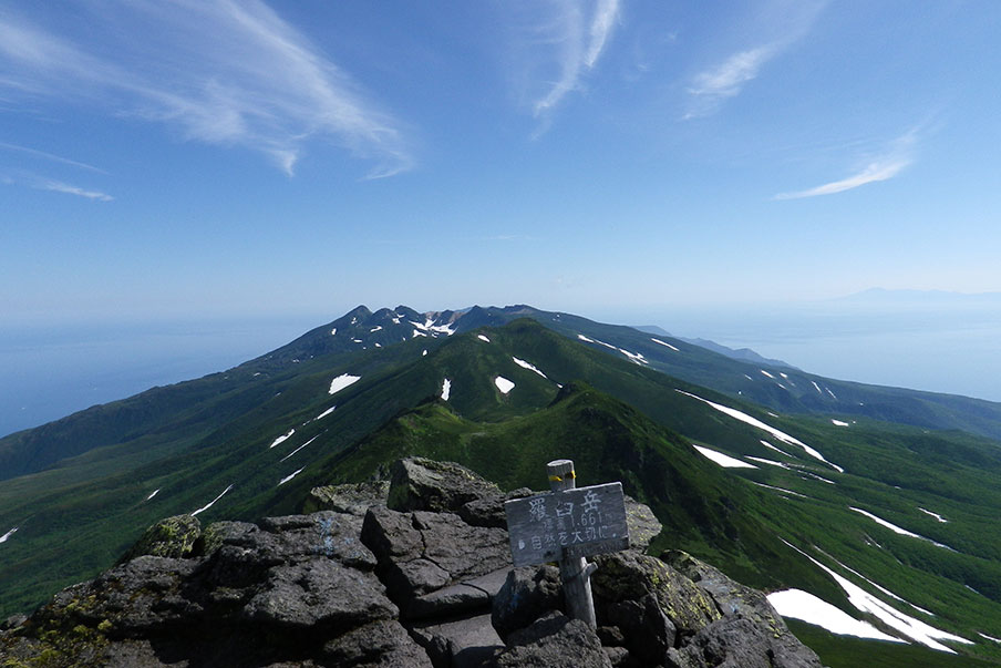 Climb to the top of Mount Rausu-dake