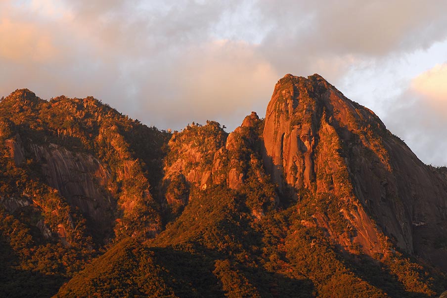 Mt. Mocchomu-dake (モッチョム岳)-majestic views of the sea and beyond